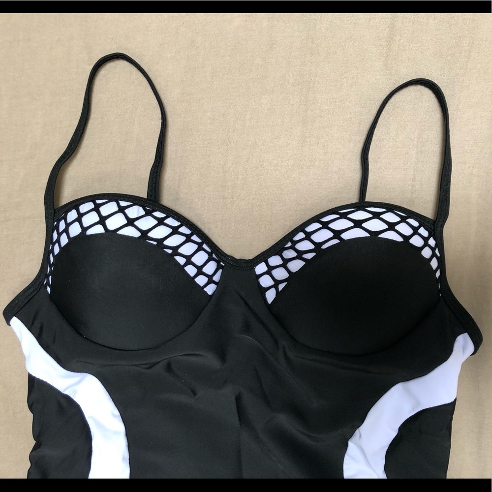🐠Black and White Belted One Piece Swim Suit - Picture 5 of 8